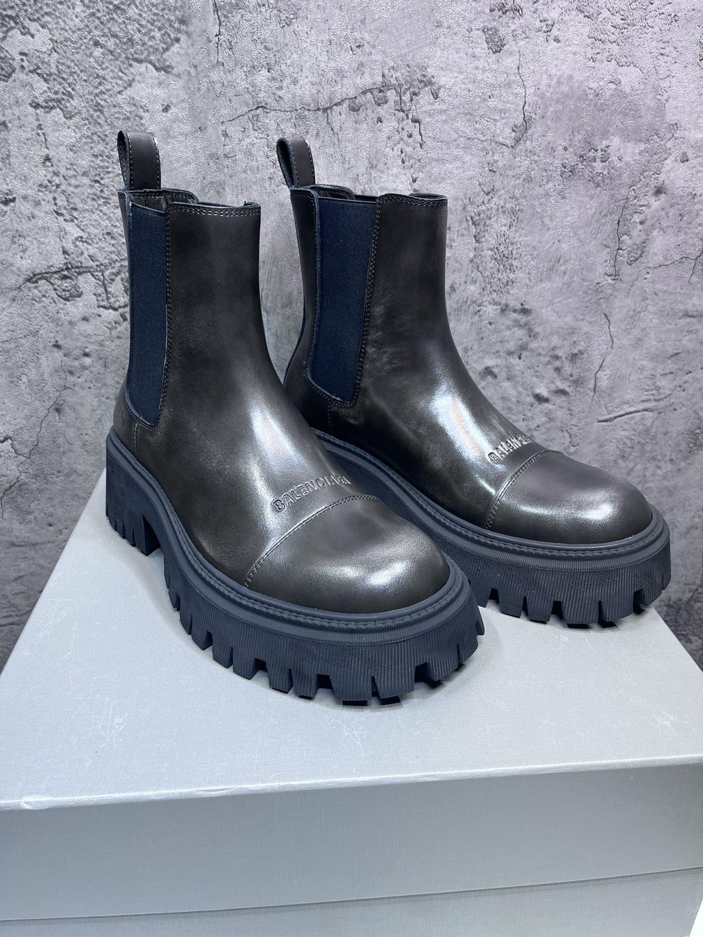 빙 / BALENCIAGA 발렌시아가 빅토 마틴 부츠, 사사프라 컬러 디스트레스드 레트로 엘라스틱 부츠