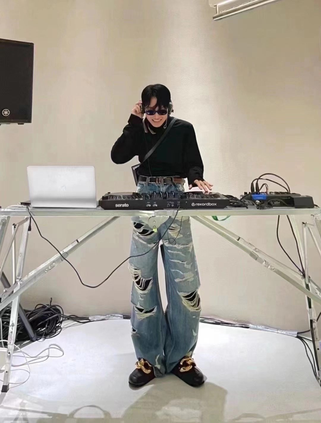 계단집 / 발렌시아가 청바지