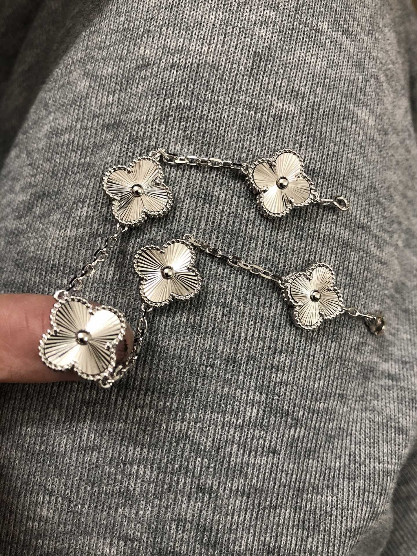 VCA 다섯 꽃 레이저 목걸이