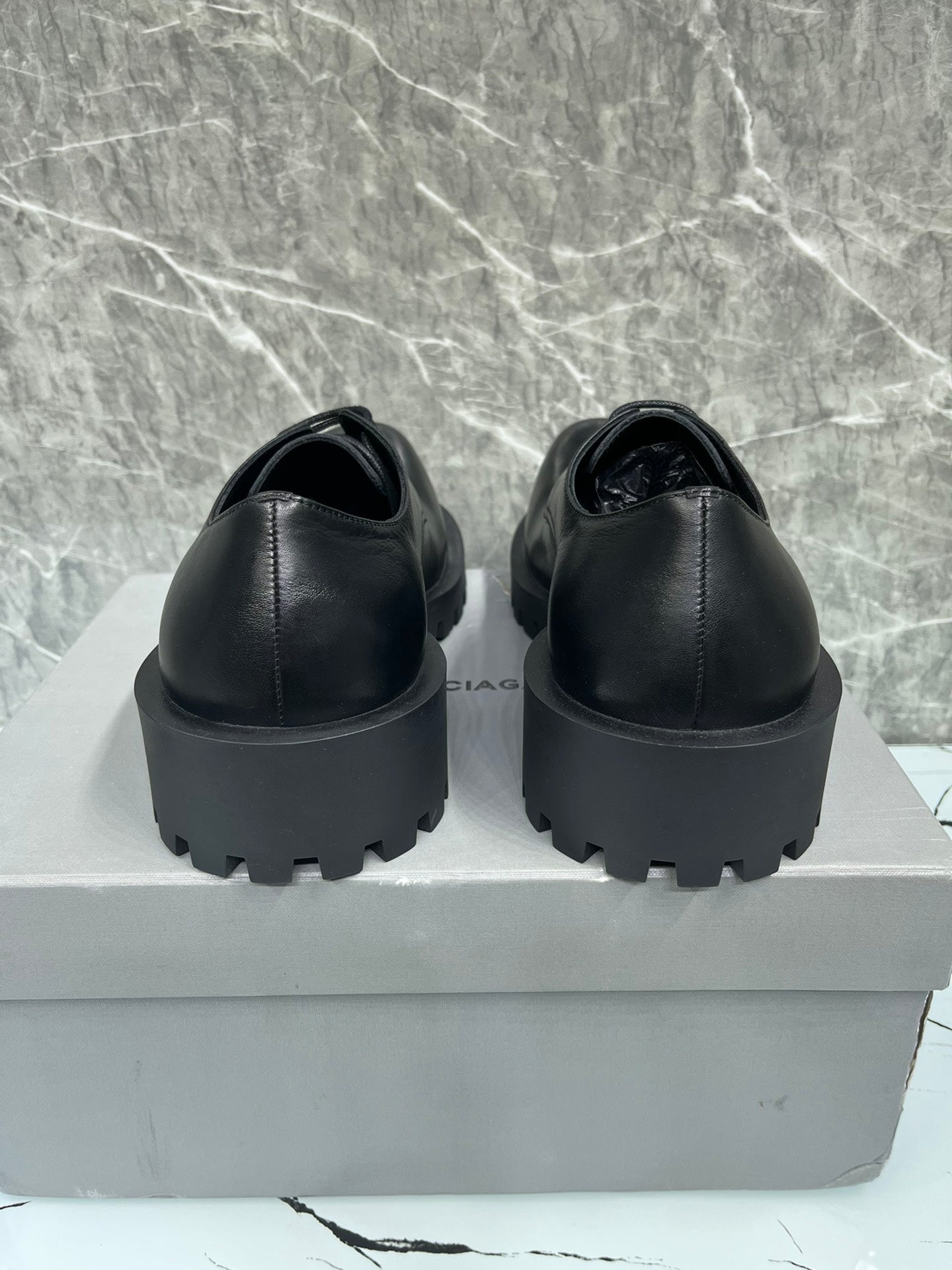 빙 / BALENCIAGA 새로운 HUMMER 더비 슈즈, 살짝 비대칭인 라운드 토 레이스업 슈즈