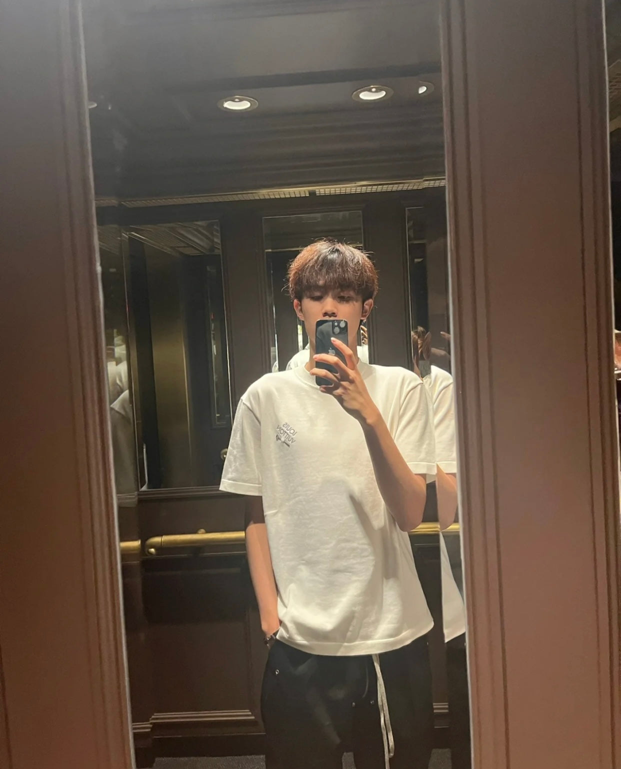 TJ / 루이비통 로고 반팔티 , 𝗟𝗢𝗨𝗜𝗦 𝗩𝗨𝗜𝗧𝗧𝗢𝗡 로고 반팔 티셔츠