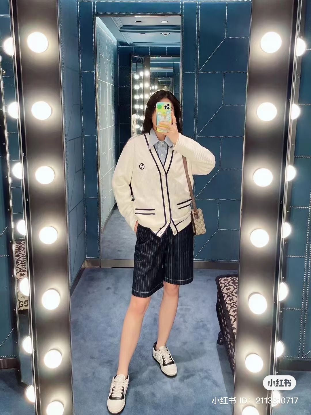 대리석 / 구찌 블루 엣지 디테일의 브이넥 가디건