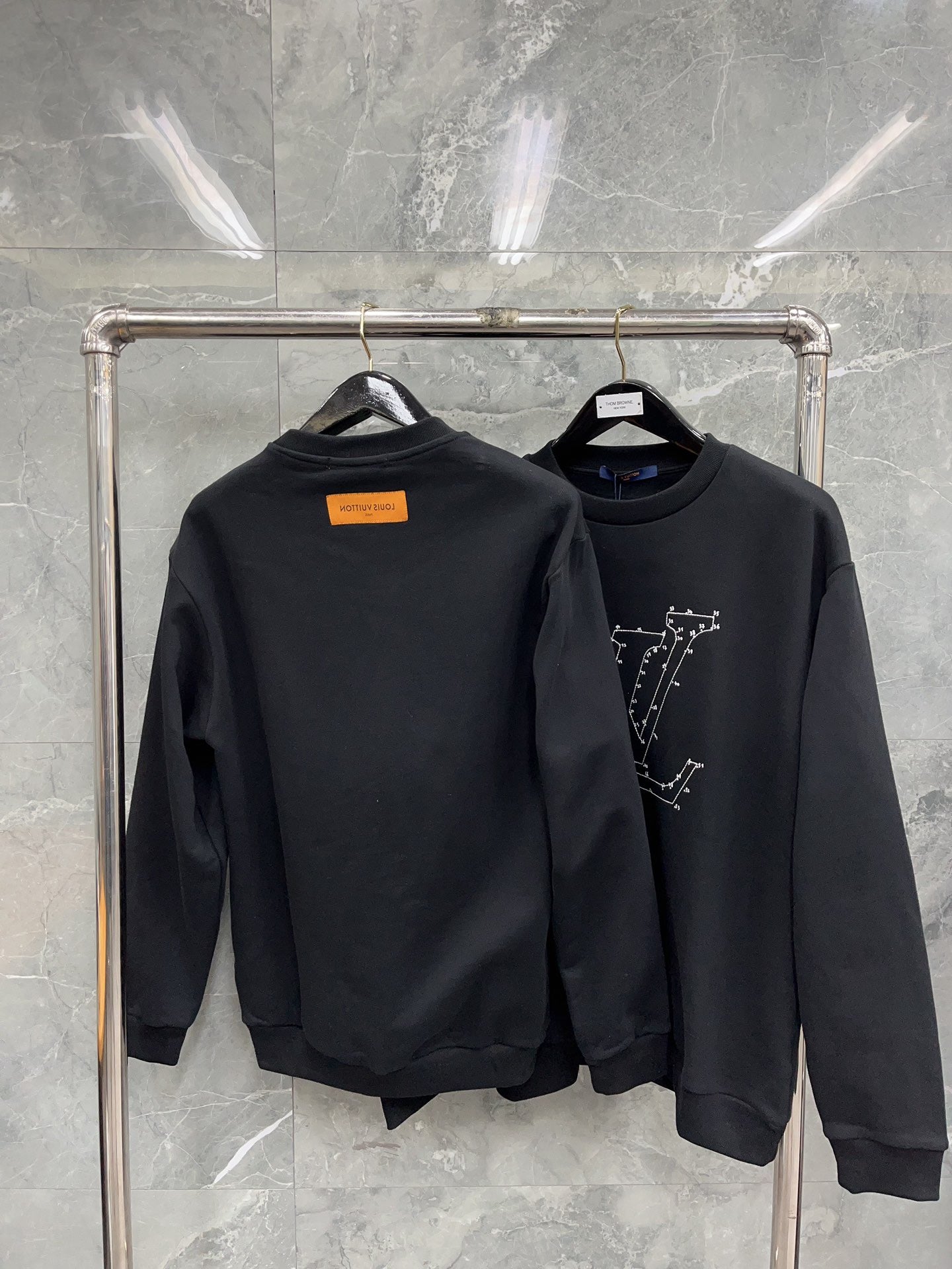 zb / 루이비통 맨투맨