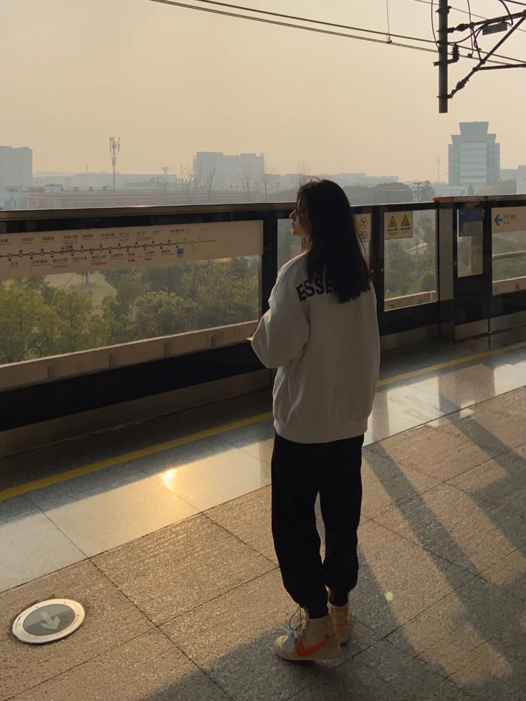 세나 / FOG ESSENTIALS FEAR OF GOD 더블 라인 하이 스트리트 3M 반사 프린트 레터 스웨터