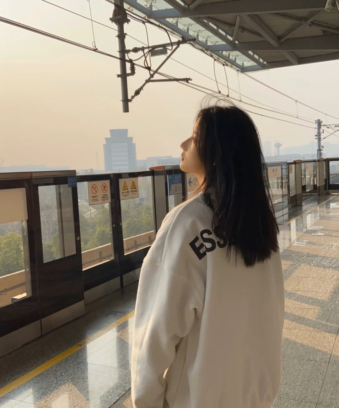 세나 / FOG ESSENTIALS FEAR OF GOD 더블 라인 하이 스트리트 3M 반사 프린트 레터 스웨터