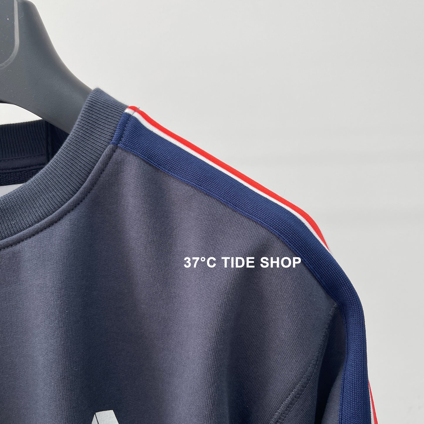 37도 / 팔라스 맨투맨 , PALACE Flag Stripe Crew Navy