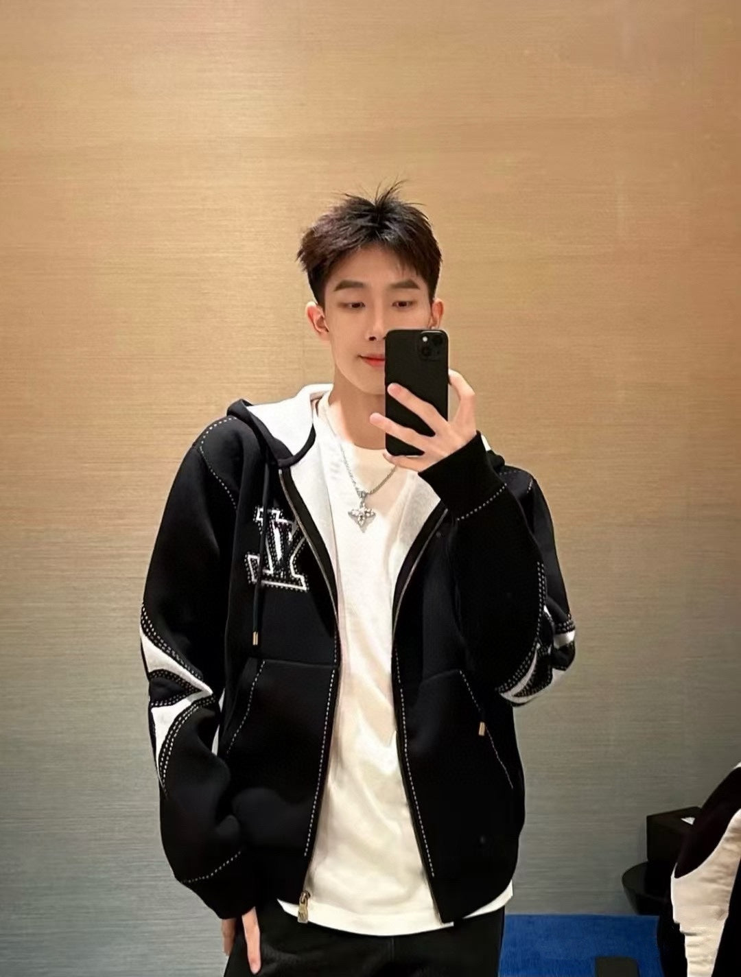 v공장 / 루이비통 그래픽 인따르시아 지퍼 코튼 후드 블랙 화이트