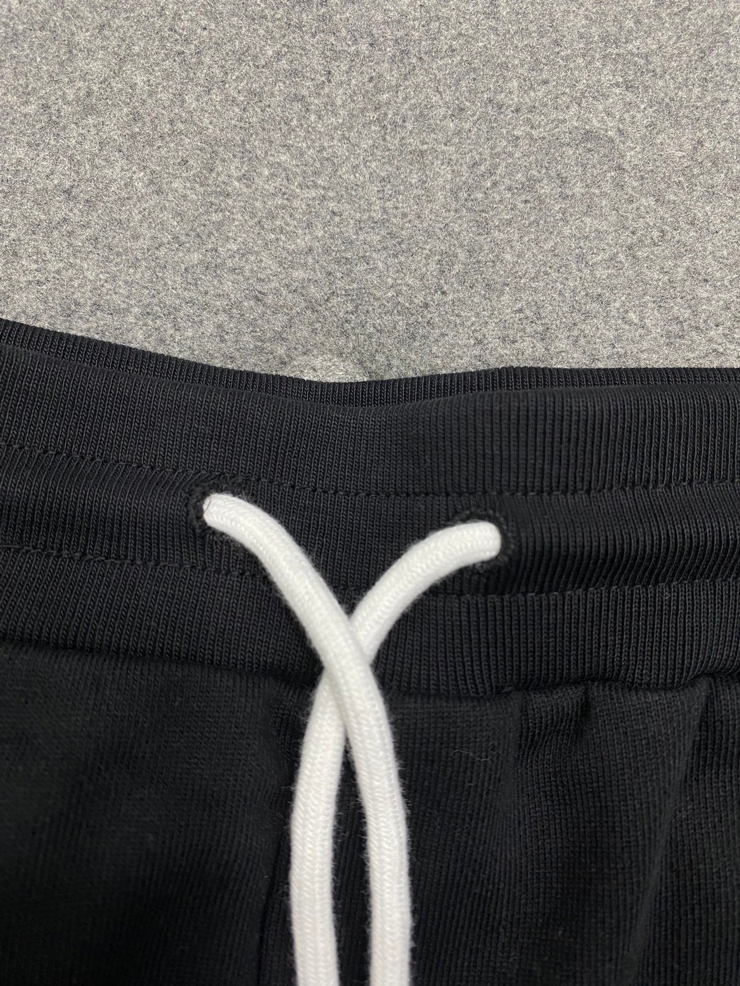 TJ / 루이빝통 로고 자수 플리츠 팬츠