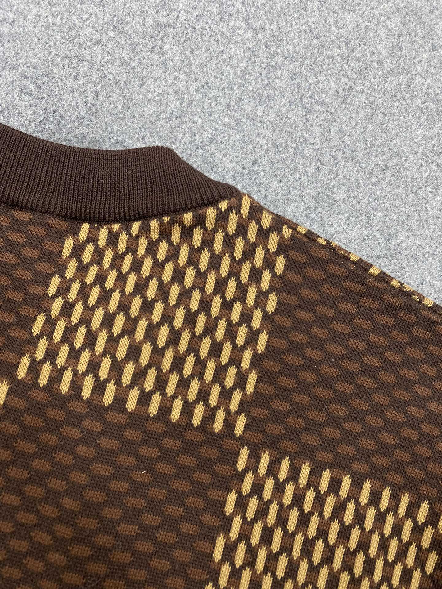 TJ셀러 / 루이비통 반팔티 , 𝗟𝗢𝗨𝗜𝗦 𝗩𝗨𝗜𝗧𝗧𝗢𝗡 DAMIER LV 크리스탈 패치 코튼 반팔 크루넥 셔츠