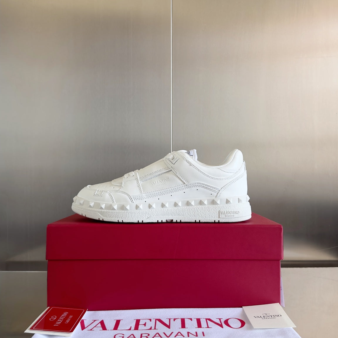 빙 / 발렌티노 Valentino V Freedots 시리즈 커플 스타일 리벳 캐주얼 스포츠 신발