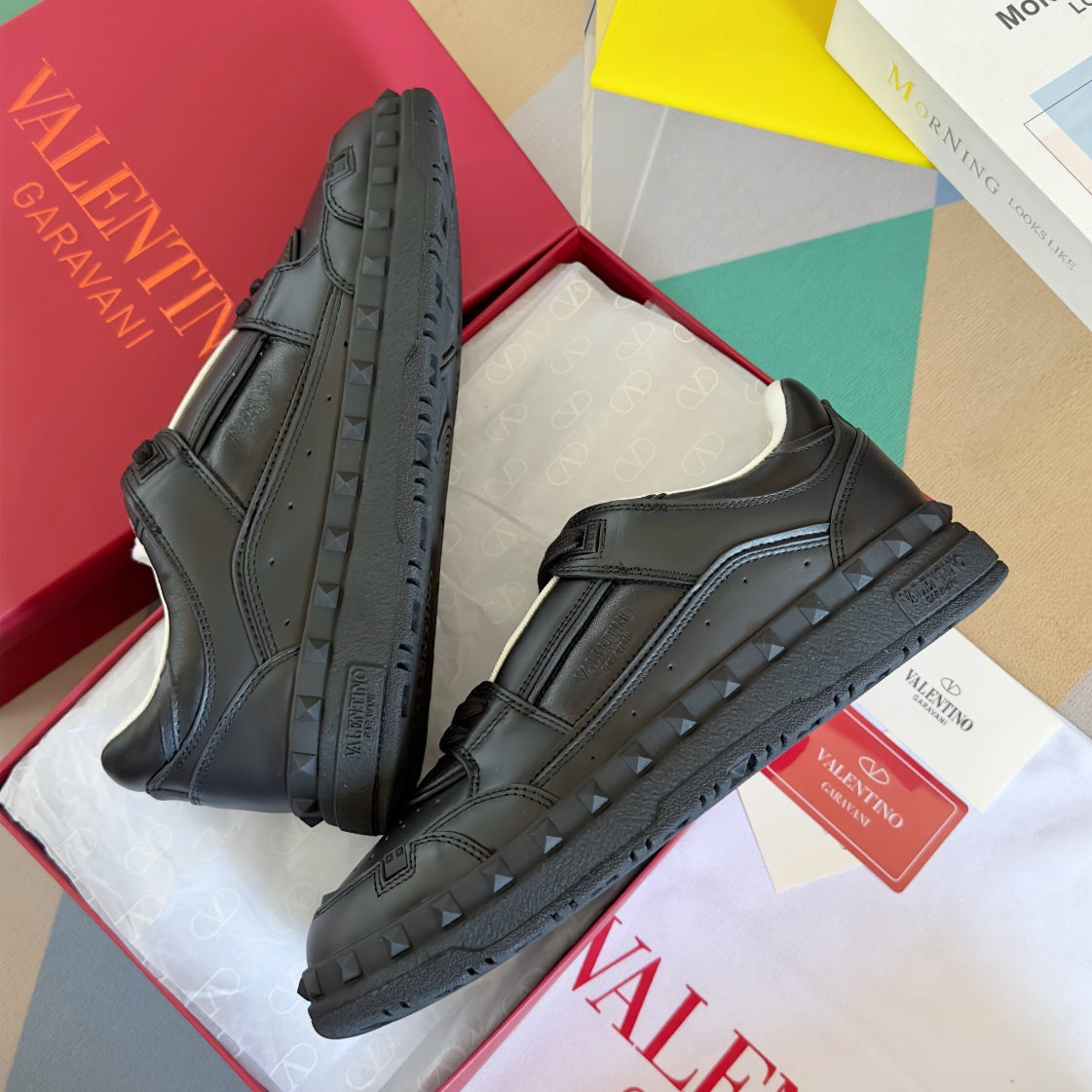 빙 / 발렌티노 Valentino V Freedots 시리즈 커플 스타일 리벳 캐주얼 스포츠 신발