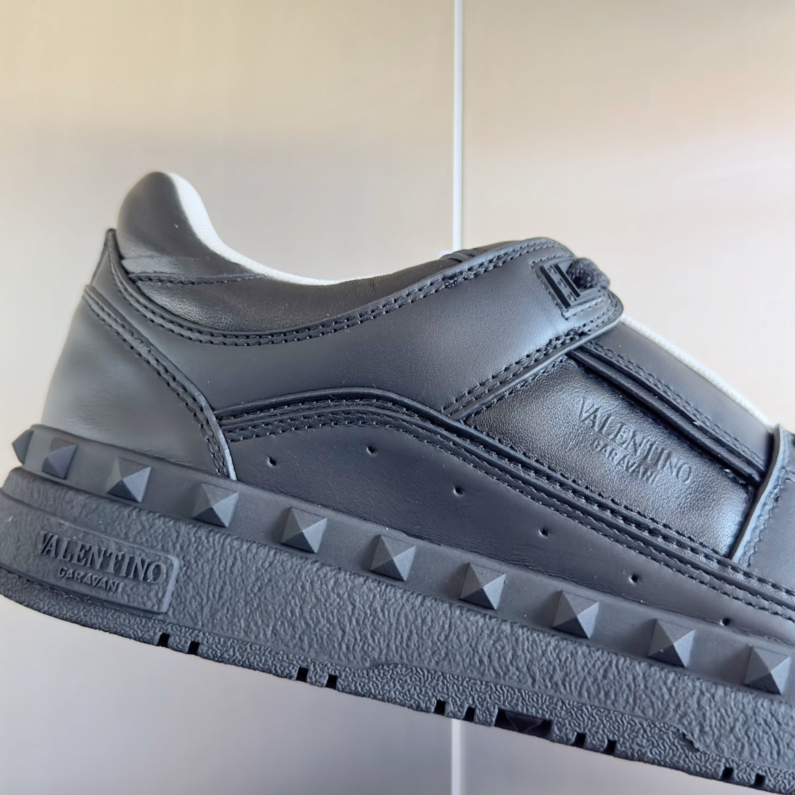 빙 / 발렌티노 Valentino V Freedots 시리즈 커플 스타일 리벳 캐주얼 스포츠 신발