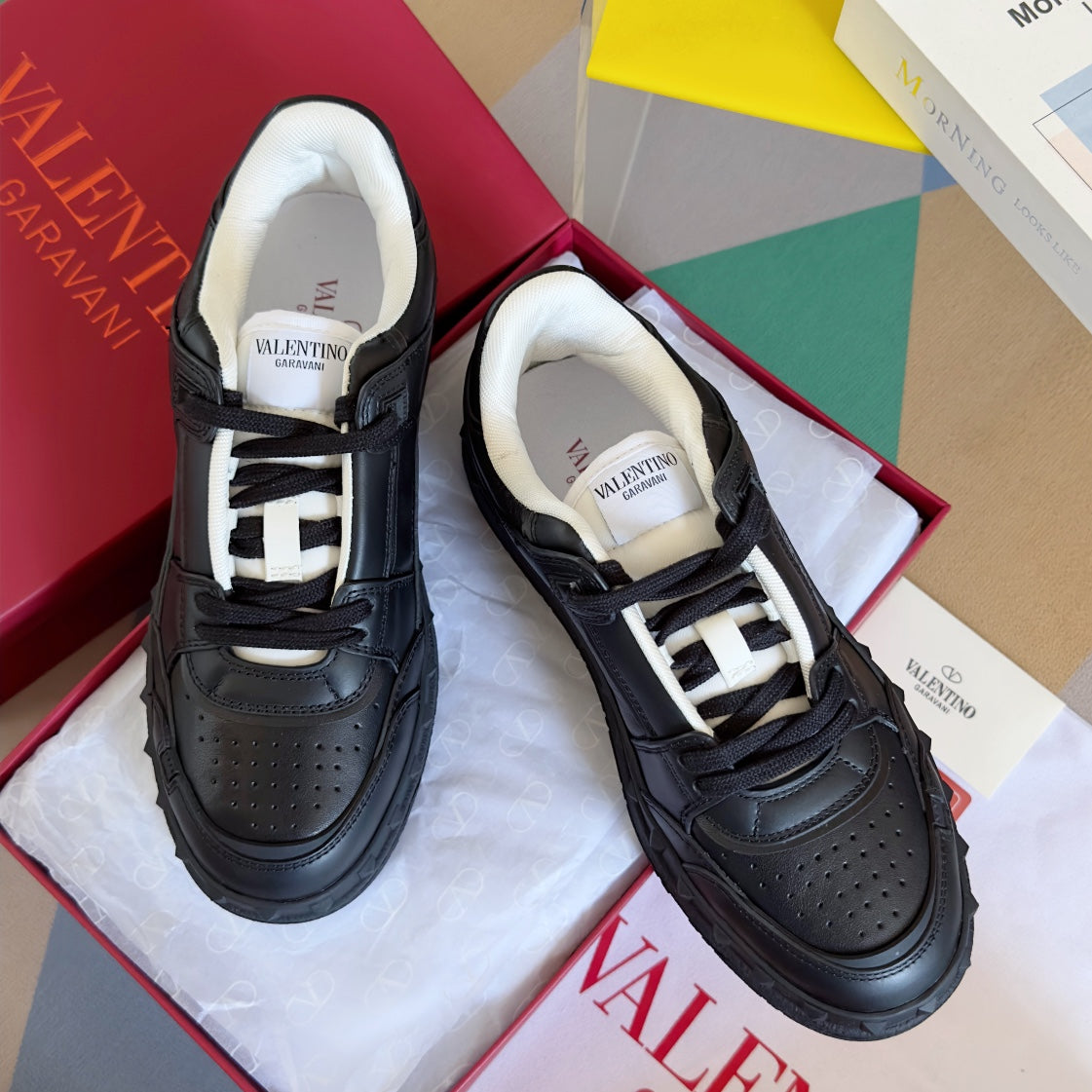 빙 / 발렌티노 Valentino V Freedots 시리즈 커플 스타일 리벳 캐주얼 스포츠 신발