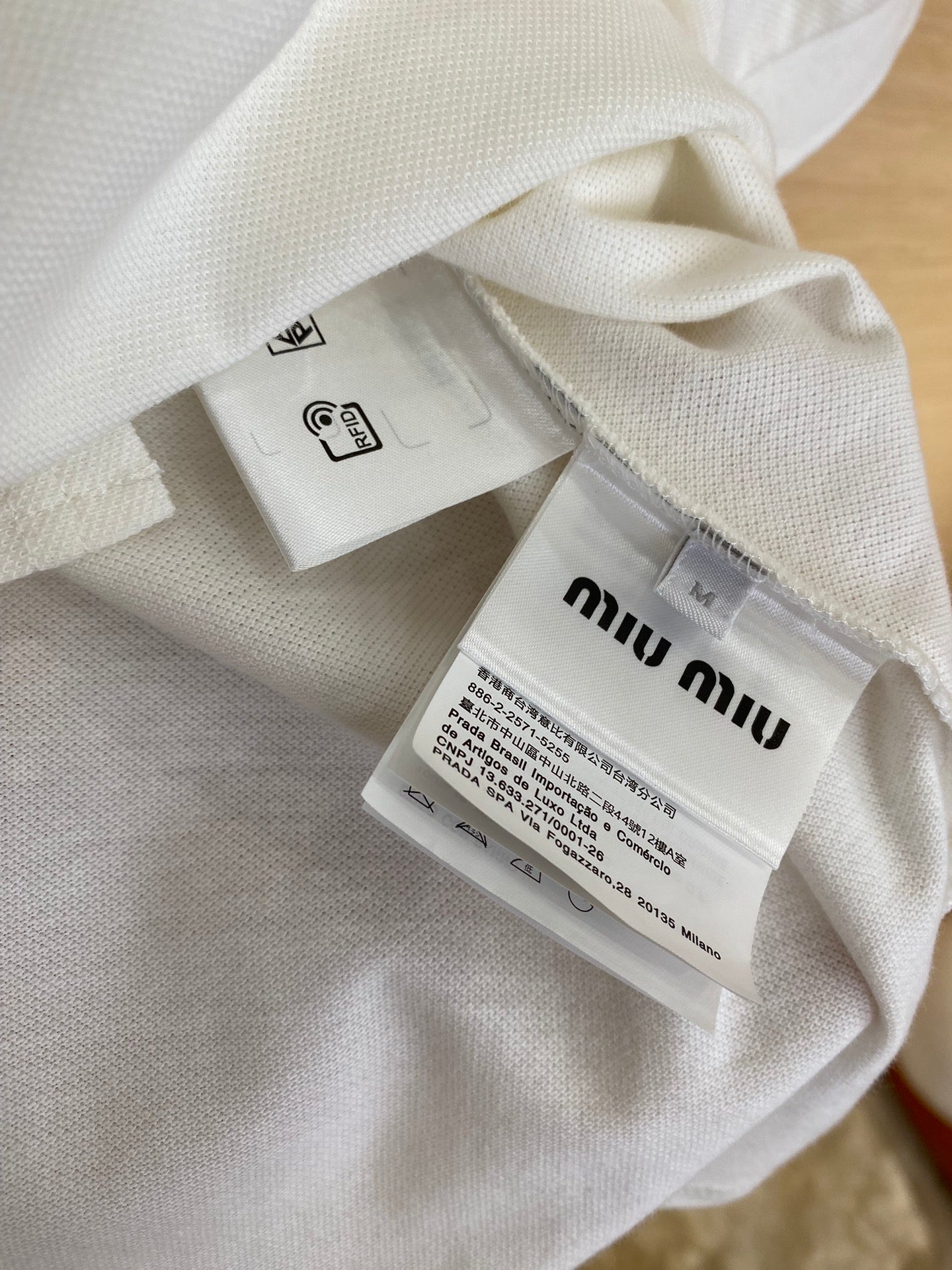 체인2호 /MIUMIU 자수 폴로 셔츠.