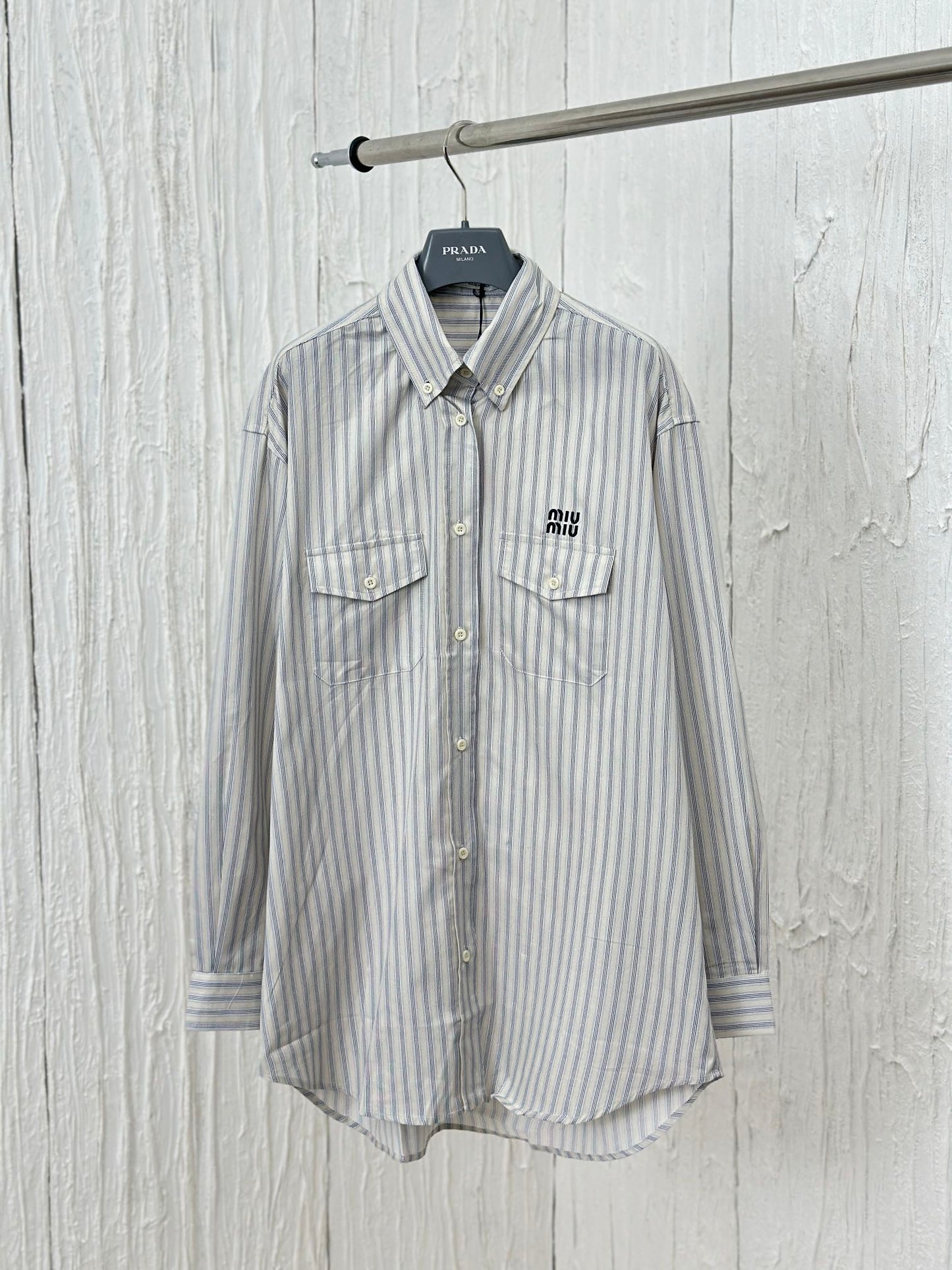 체인2호 / MIUMIU 24ss 자수 스트라이프 긴팔 셔츠