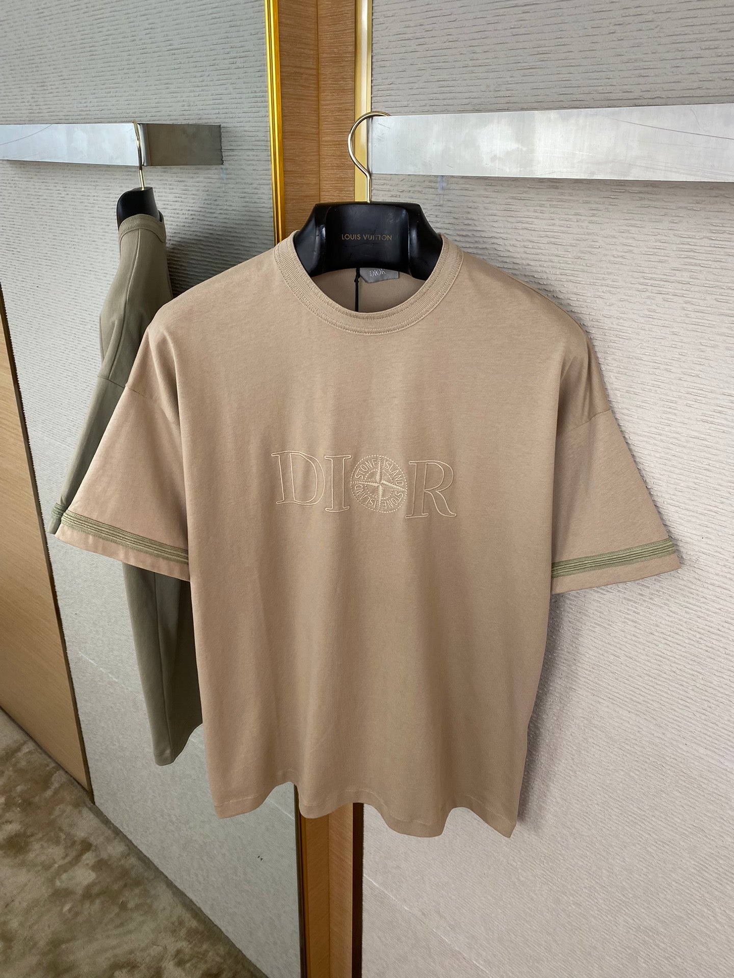 체인2호 / 디올 돌섬 자수 반팔 티셔츠