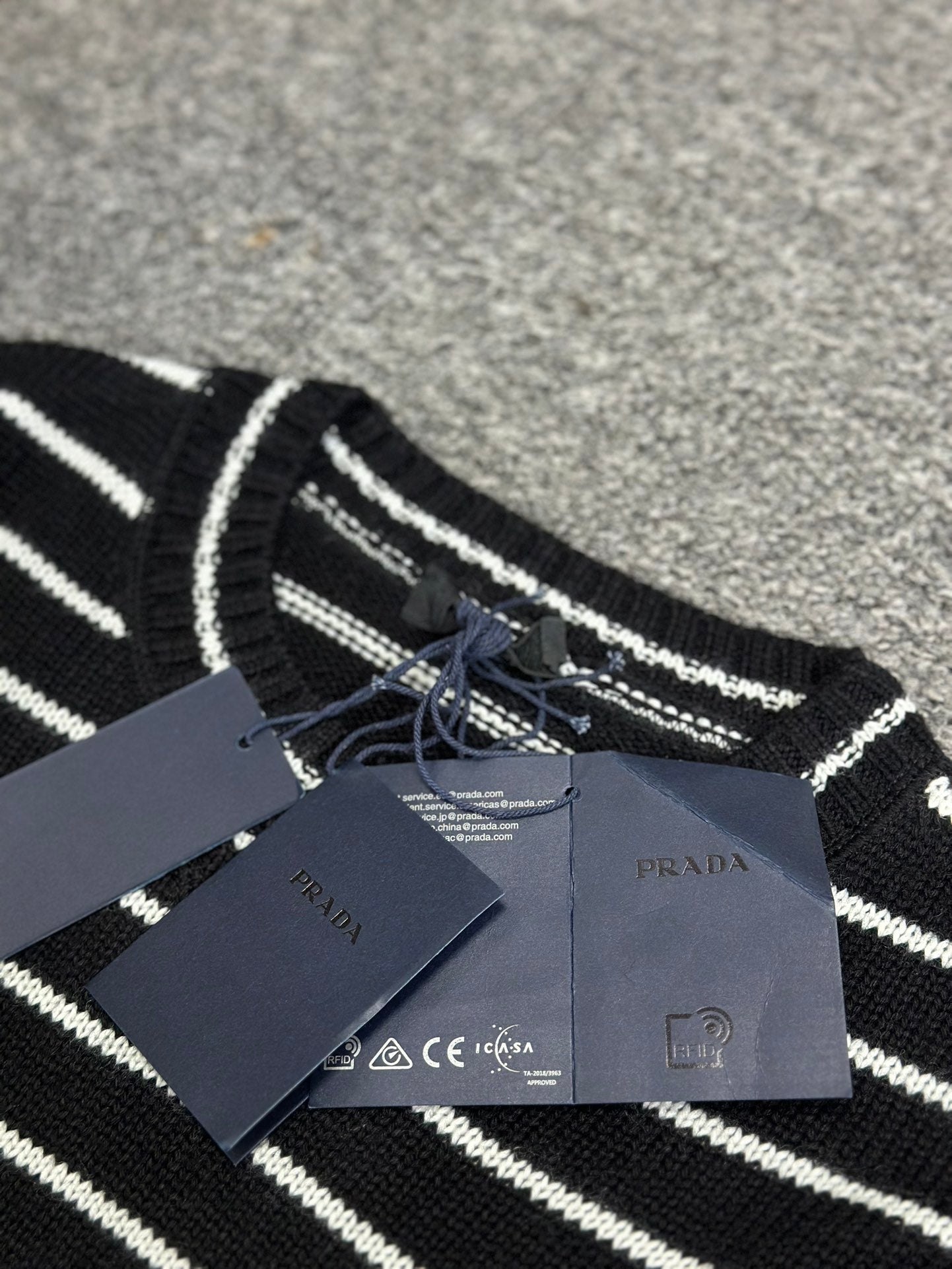 체인2호/프라다 남성 24Fw 라인 스웨터