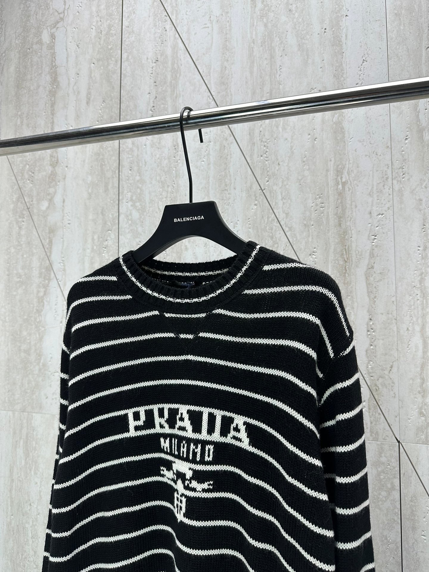 체인2호/프라다 남성 24Fw 라인 스웨터
