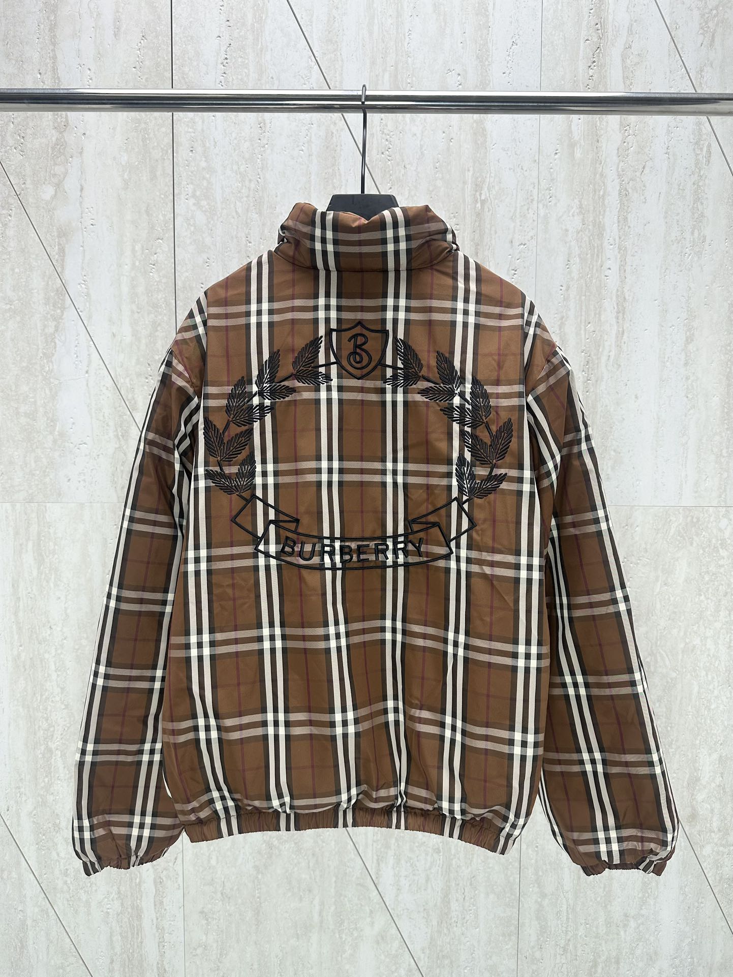 체인2호/버버리 여성 24Fw 등 뒤 단풍 전마 체크 패딩