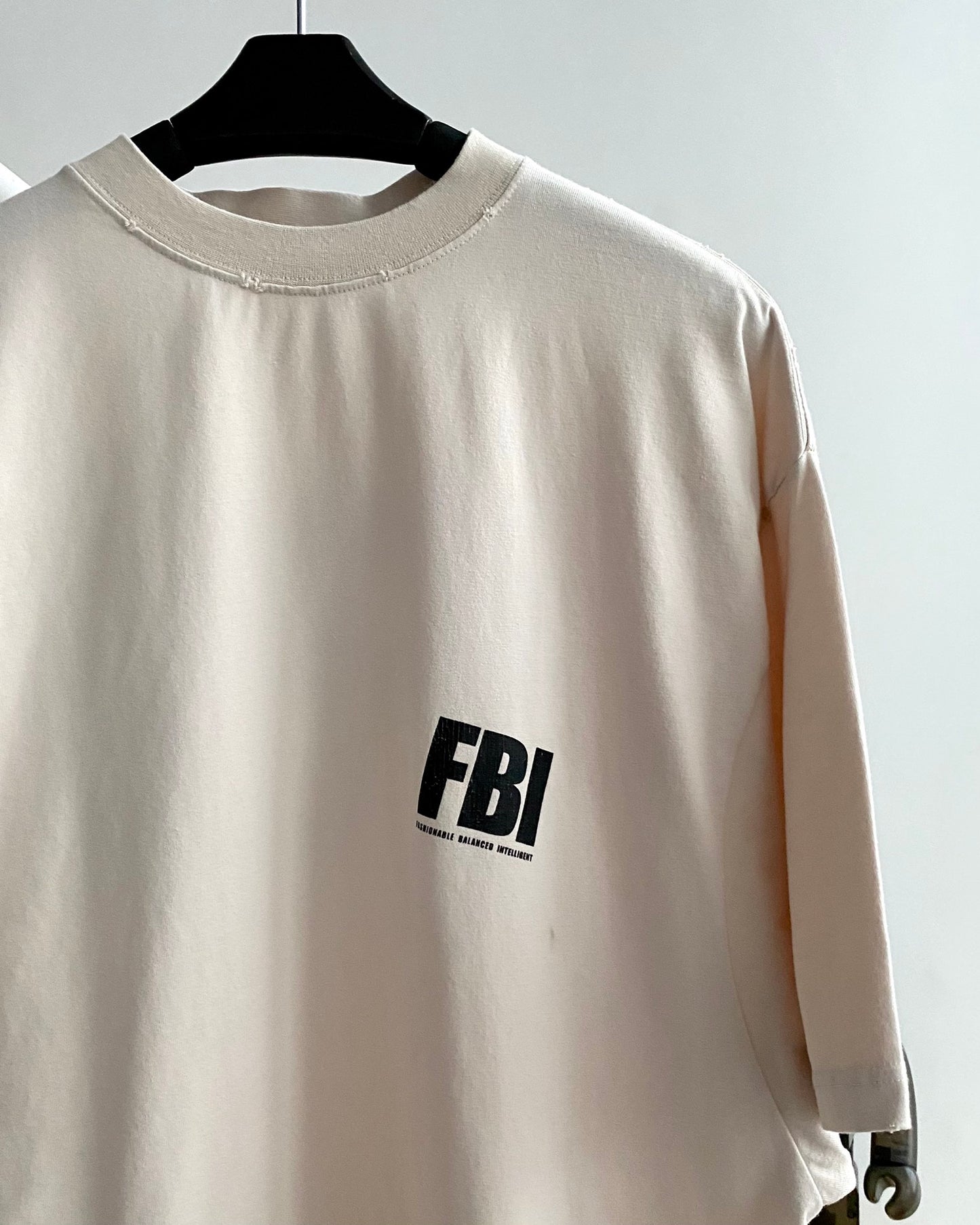 계단집/발렌시아가 남성 베이지 파괴 FBI 반팔