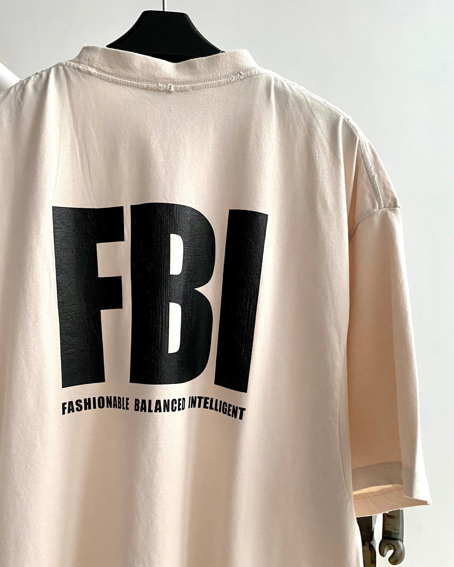계단집/발렌시아가 남성 베이지 파괴 FBI 반팔