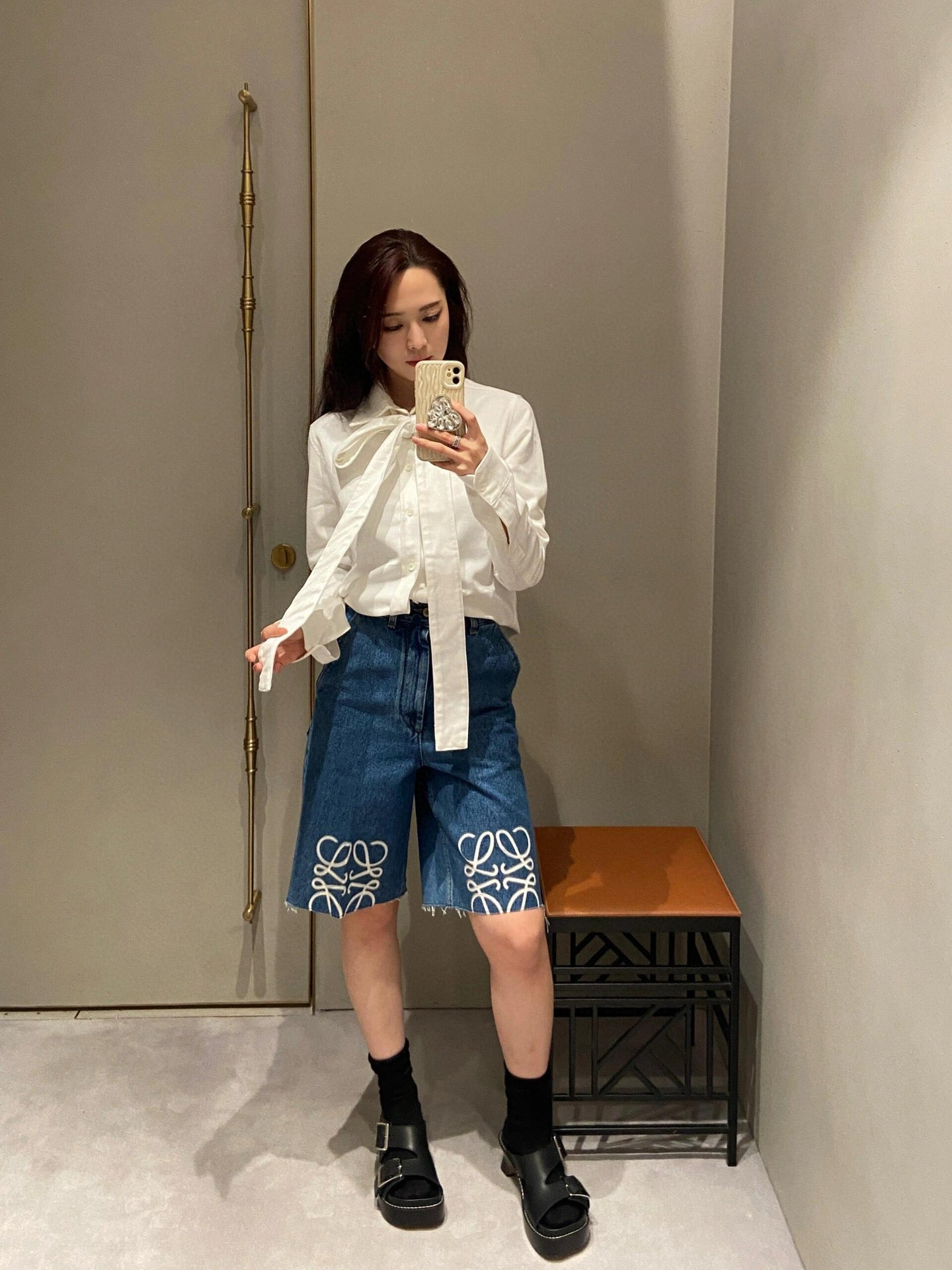 사슬 / 로에베 남성 여성 후면 로고 스티커 단추 스트레이트 데님 반바지
