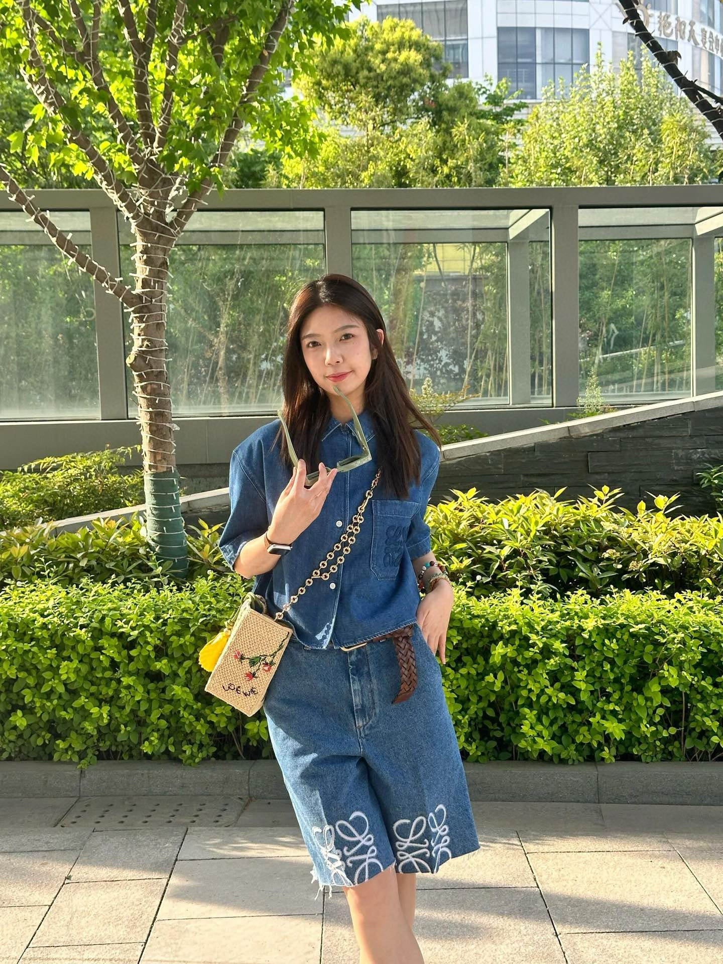 사슬 / 로에베 남성 여성 후면 로고 스티커 단추 스트레이트 데님 반바지