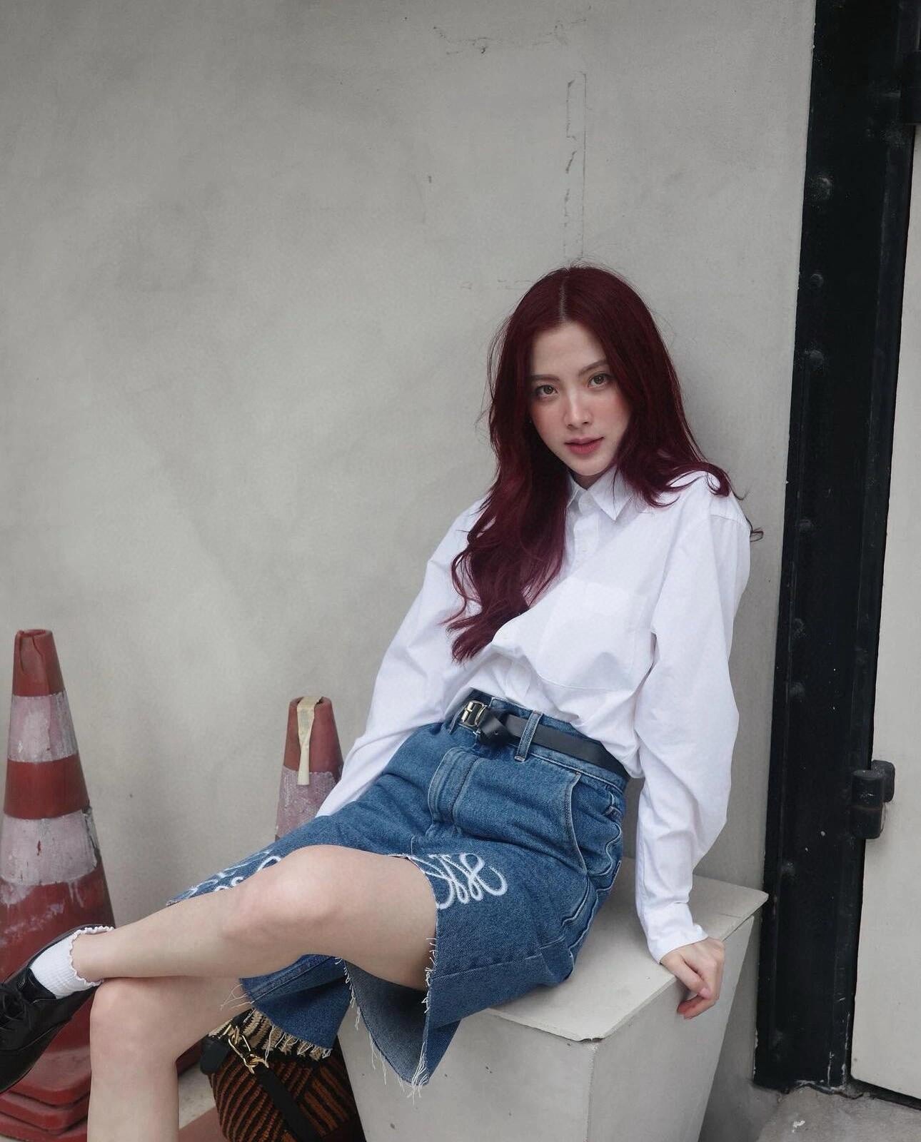 사슬 / 로에베 남성 여성 후면 로고 스티커 단추 스트레이트 데님 반바지