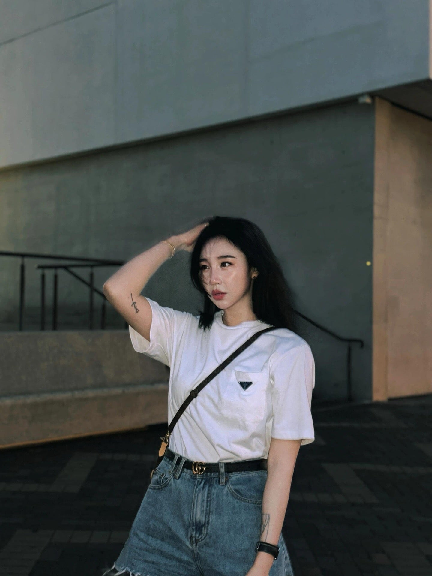 사슬 / 프라다 남성 여성 순색 로고 트림 가슴 주머니 라운드 반팔 티셔츠