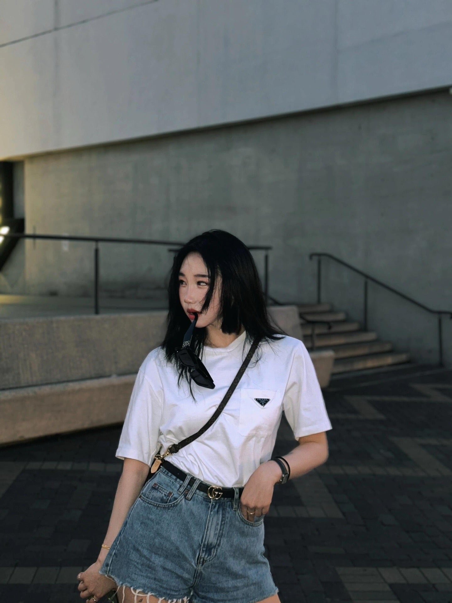사슬 / 프라다 남성 여성 순색 로고 트림 가슴 주머니 라운드 반팔 티셔츠