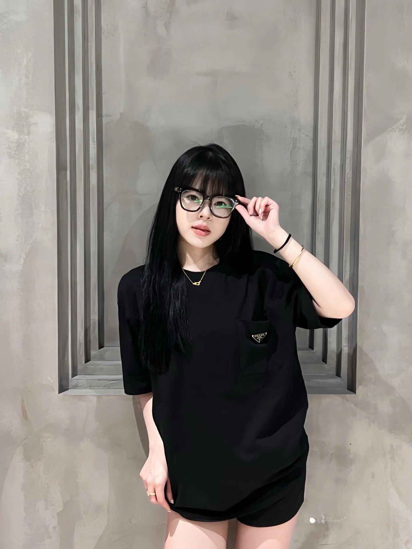 사슬 / 프라다 남성 여성 순색 로고 트림 가슴 주머니 라운드 반팔 티셔츠