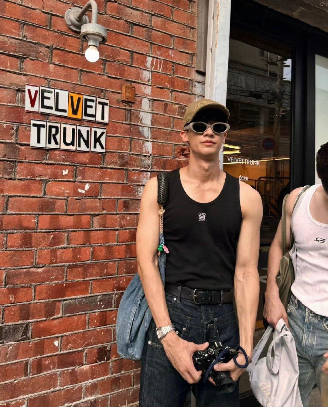 사슬 / 로에베 남성 로고 자수 라운드넥 나시