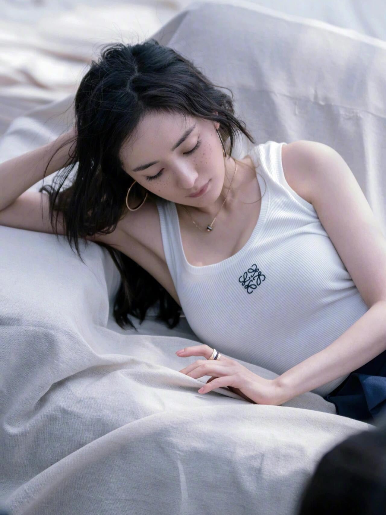 사슬 / 로에베 남성 로고 자수 라운드넥 나시