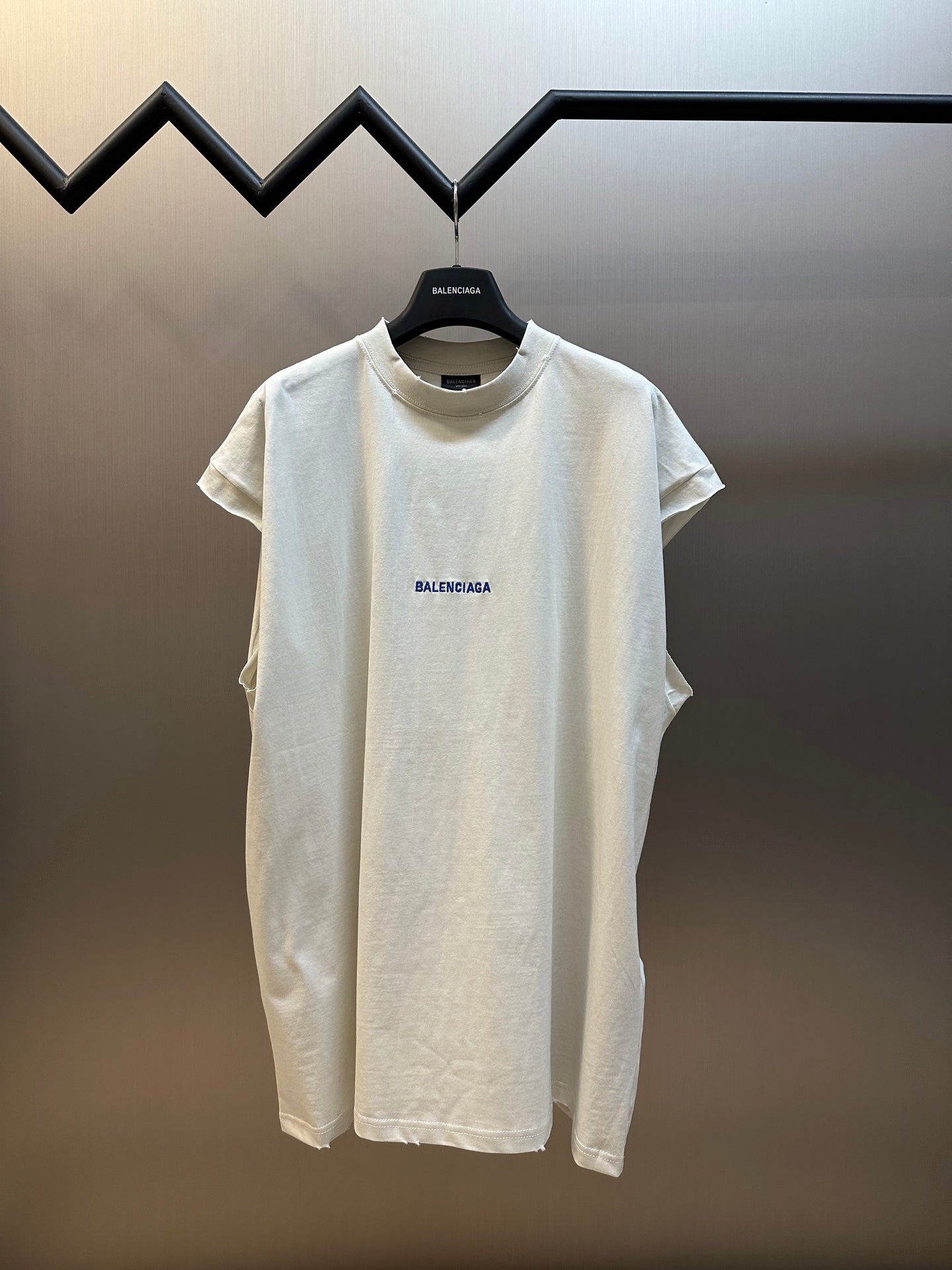 체인2호 / 발렌시아가 남성 블루 자수 민소매 티셔츠