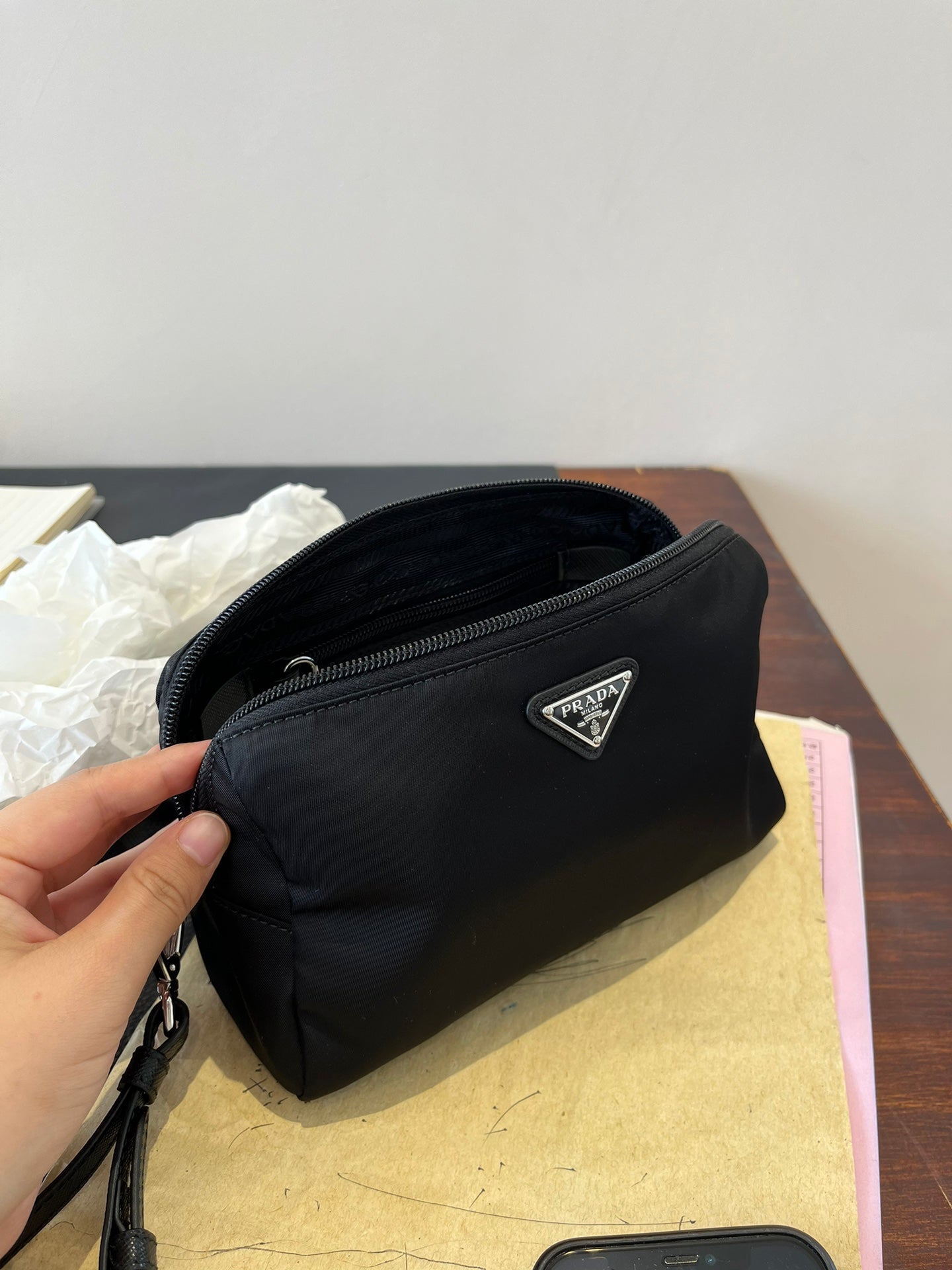 양 공장 / 프라다 클러치백
