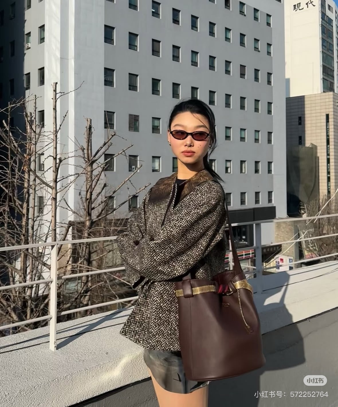 양 공장 / 프라다 버킷백