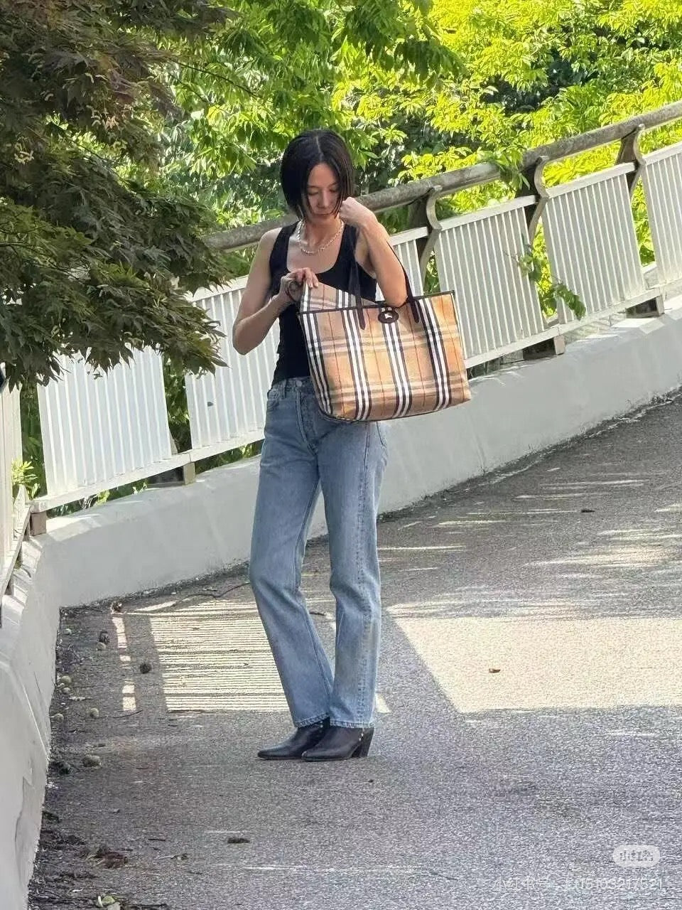 양 공장 / 버버리 쇼퍼백 가방