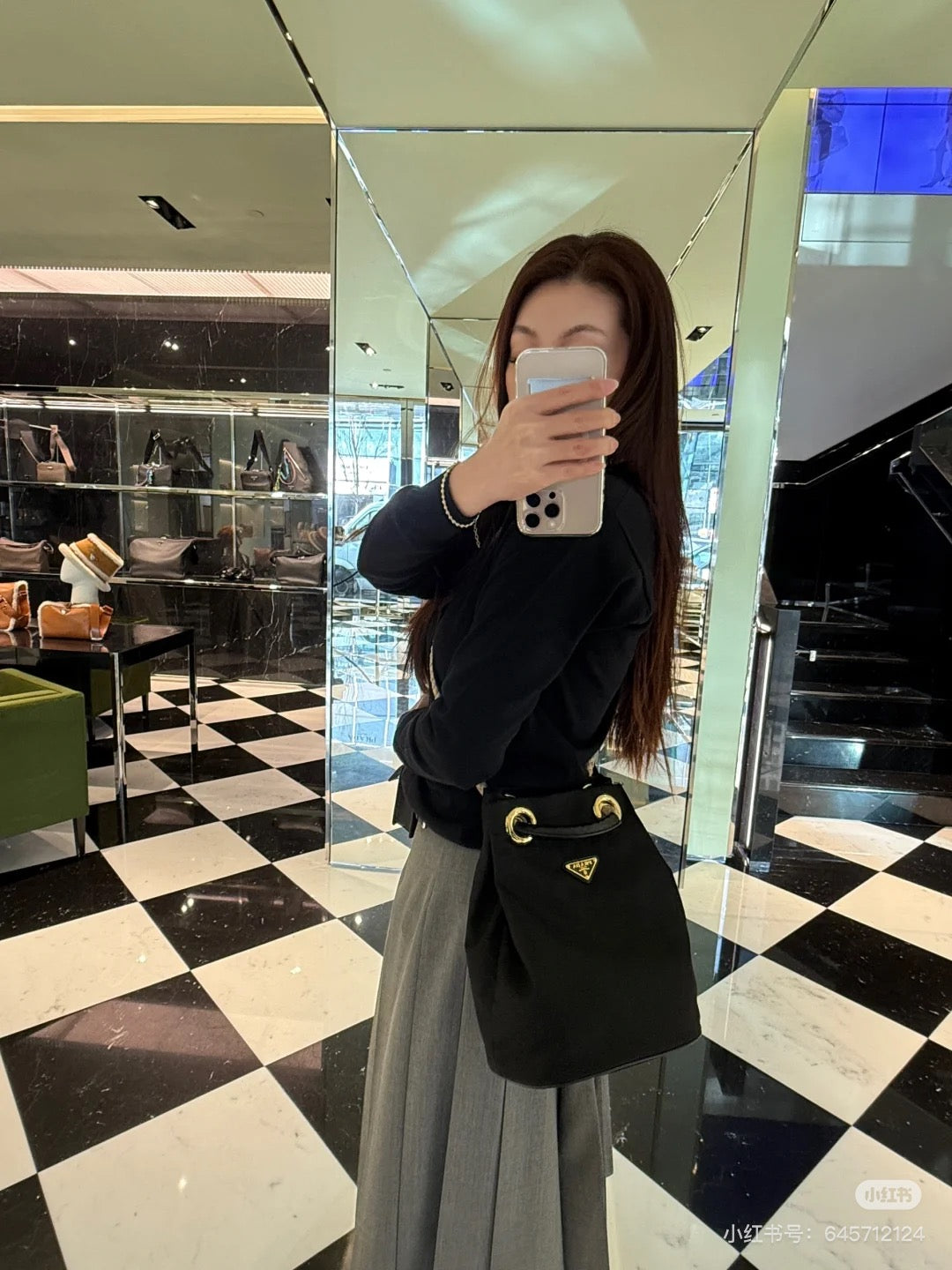 양 공장 / 프라다 물통 가방