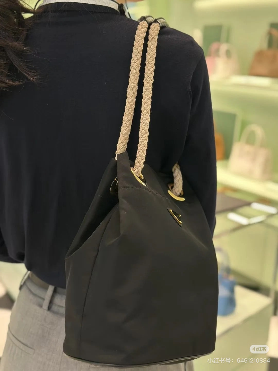 양 공장 / 프라다 물통 가방