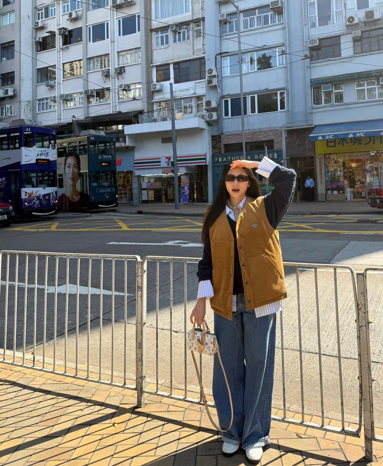 양 공장 / 루이비통 베개 가방
