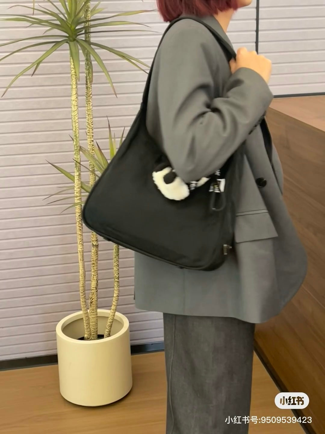 양 공장 / 프라다 나일론 겨드랑이 가방