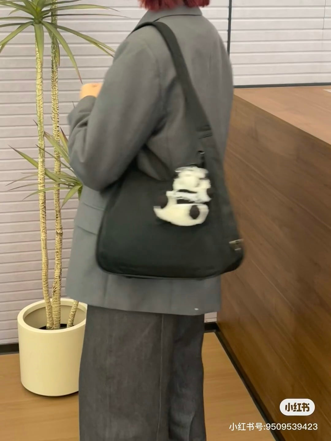 양 공장 / 프라다 나일론 겨드랑이 가방