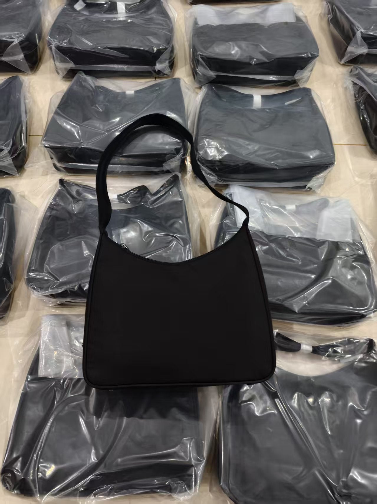 양 공장 / 프라다 나일론 겨드랑이 가방