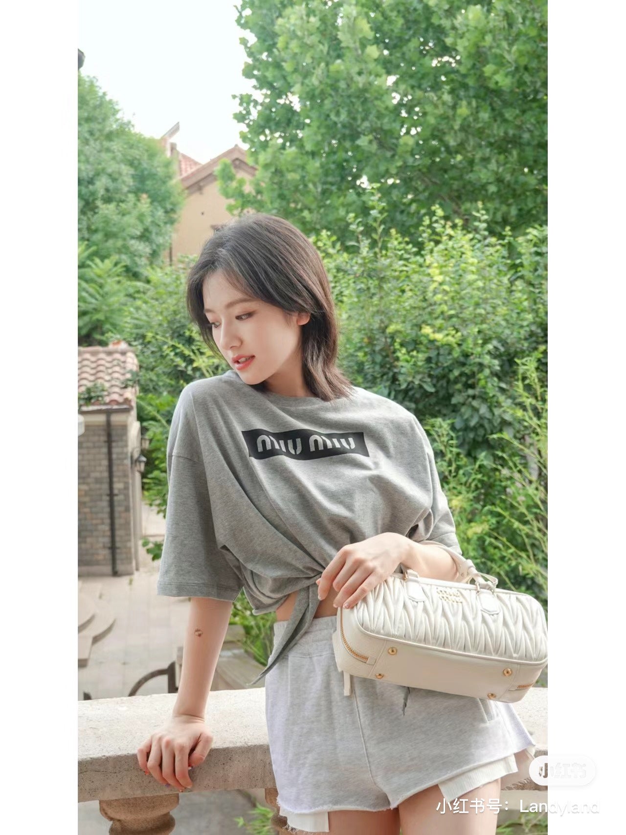 양 공장 / 미우미우 볼링 토트백