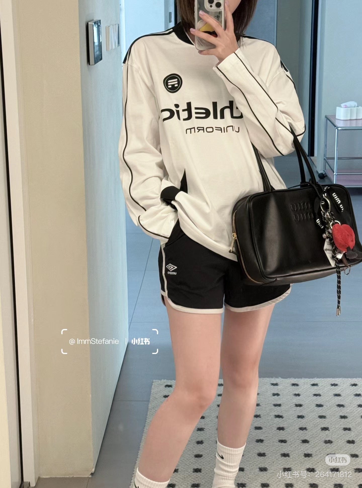 양 공장 / 미우미우 긴 손잡이가 달린 가죽 서류가방