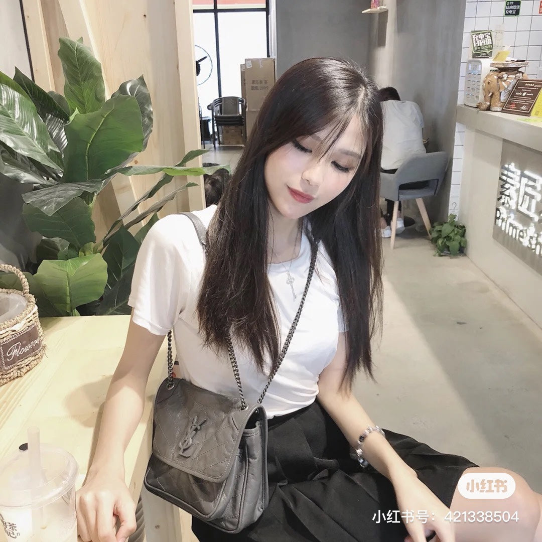 양 공장 / 생로랑 체인 백