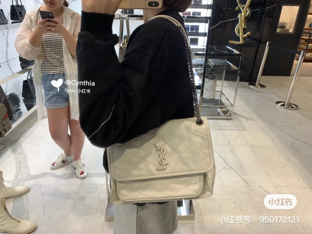 양 공장 / 생로랑 체인 백
