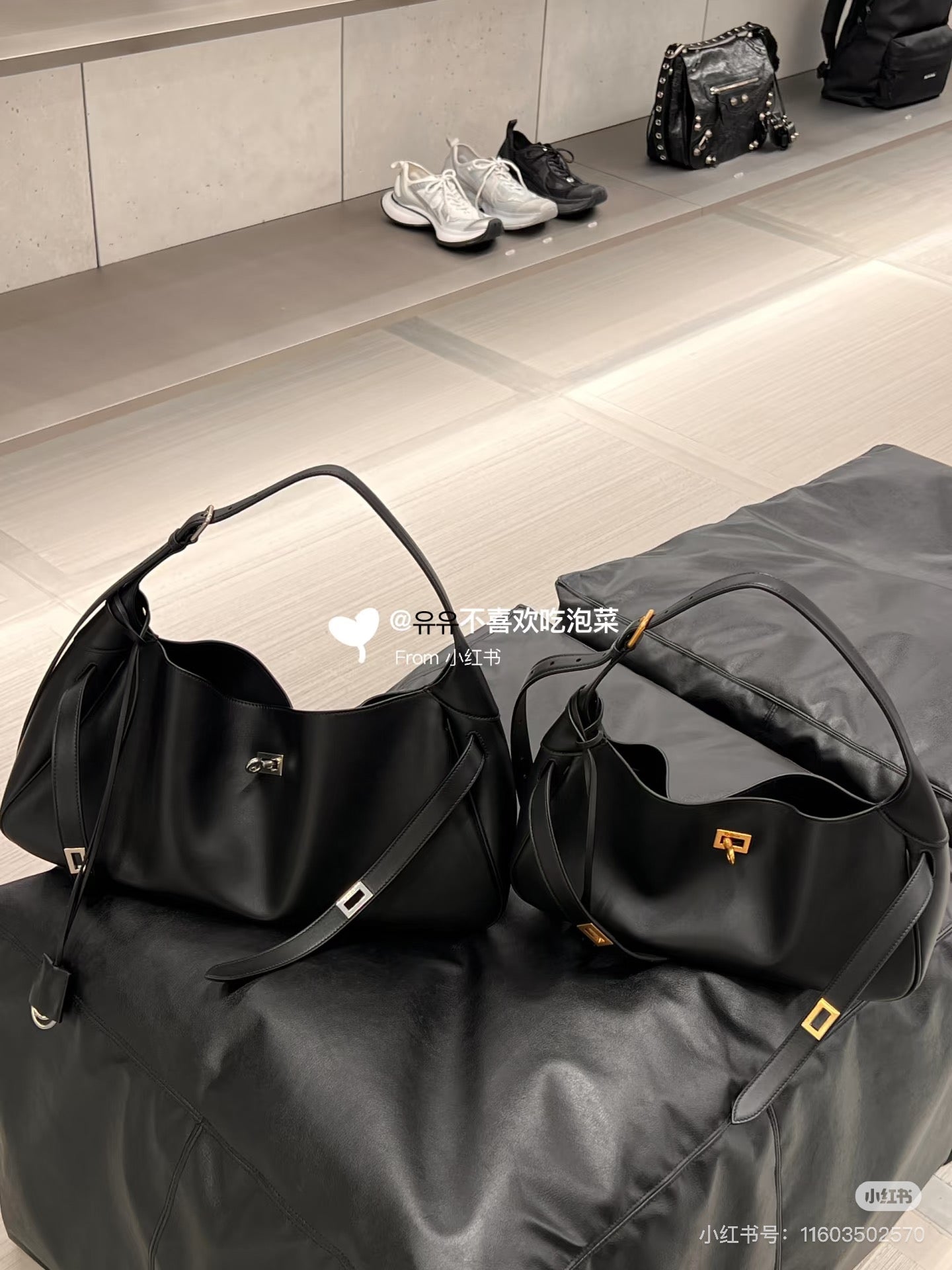 양 공장 / 발렌시아가 겨드랑이 가방