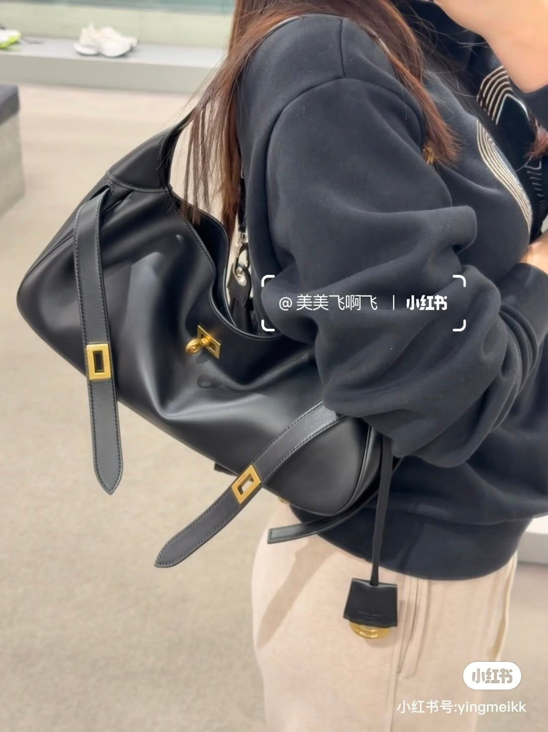 양 공장 / 발렌시아가 겨드랑이 가방