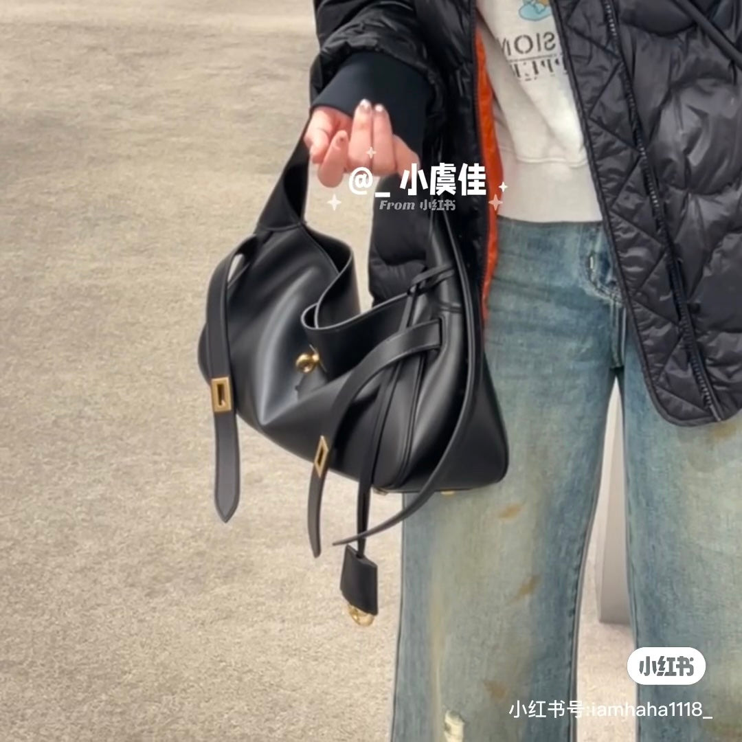 양 공장 / 발렌시아가 겨드랑이 가방